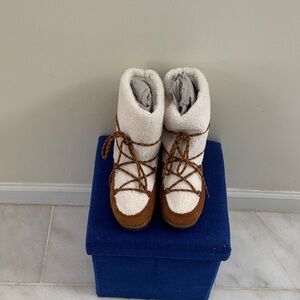 Cozy Lace Up Boots - White and Brown
